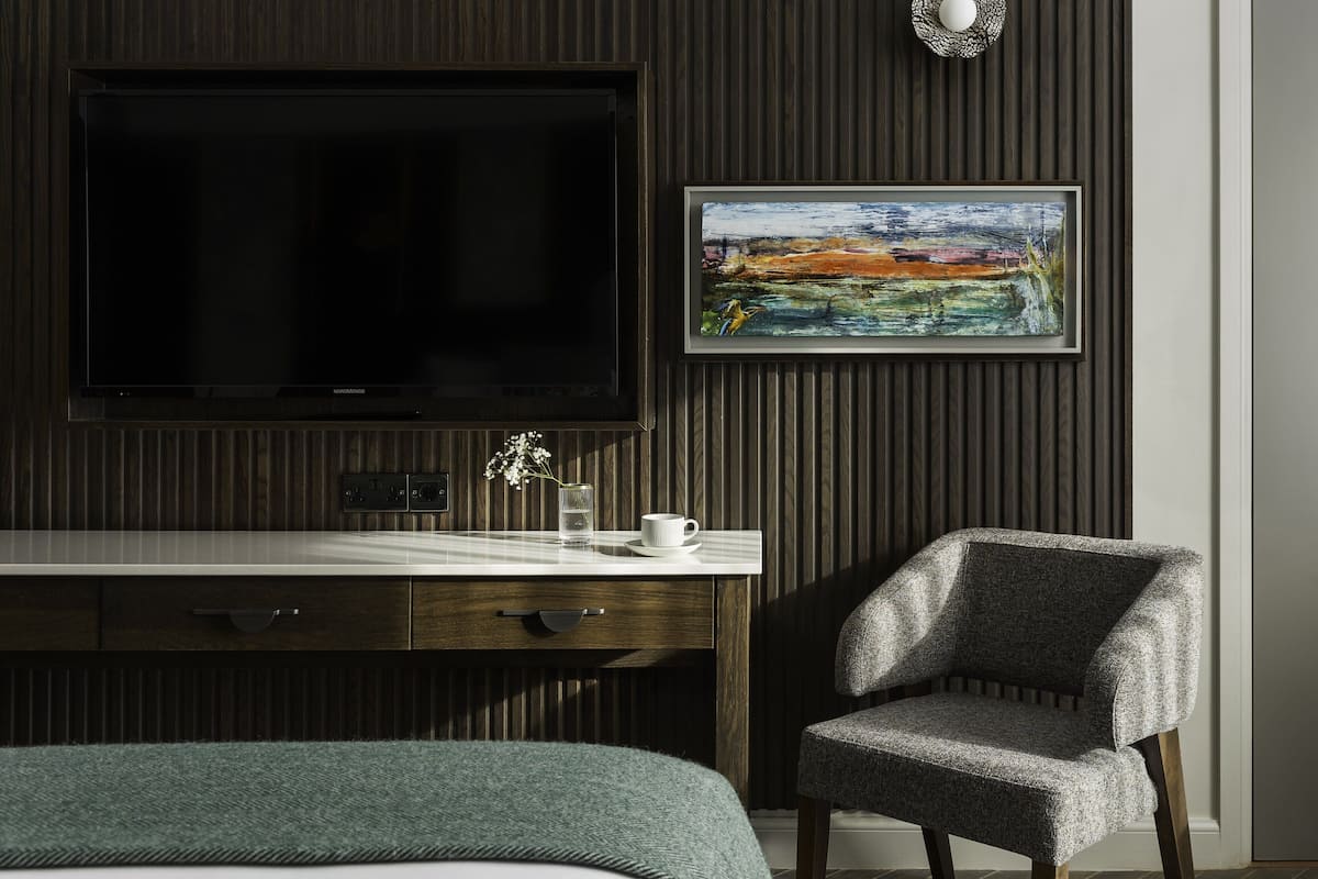 Een minibar, een kluis op de kamer, een bureau, verduisterende gordijnen