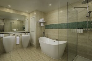 Junior Suite, 1 King Bed | Bathroom | Towels
