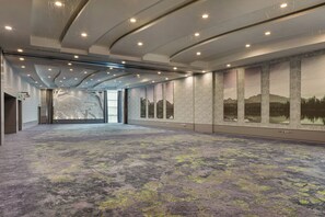 Ballroom - Crowne Plaza Hotel Blanchardstown by IHG (Dublin)