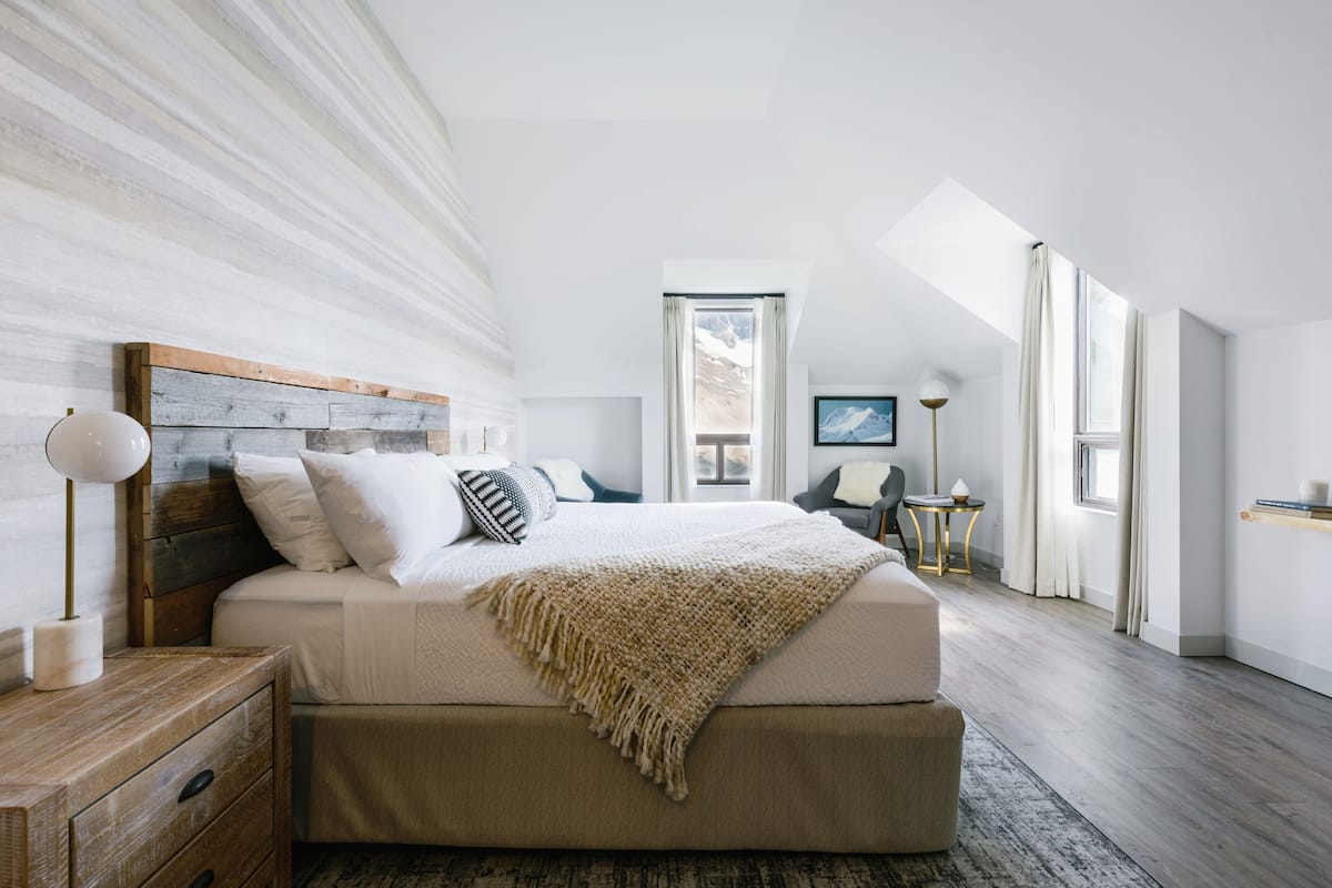 Singola Premium, 1 letto king, vista valle | Una scrivania, insonorizzazione, Wi-Fi gratuito, lenzuola