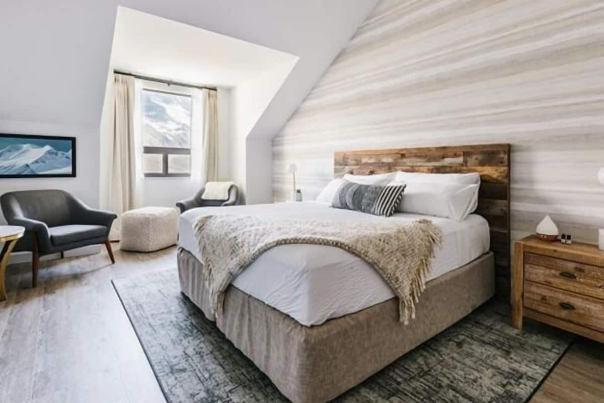 Escritorio, insonorización, wifi gratis y ropa de cama