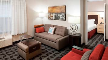 Suite, 2 chambres | Coin séjour | Télévision à écran plat de 32 pouces avec chaînes par câble, télévision