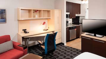 Studio, 1 King Bed | In-room safe, desk, iron/ironing board, free WiFi