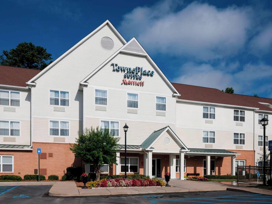 Un hôtel à plusieurs étages, reconnaissable à son enseigne bien visible indiquant « TownePlace Suites by Marriott ».