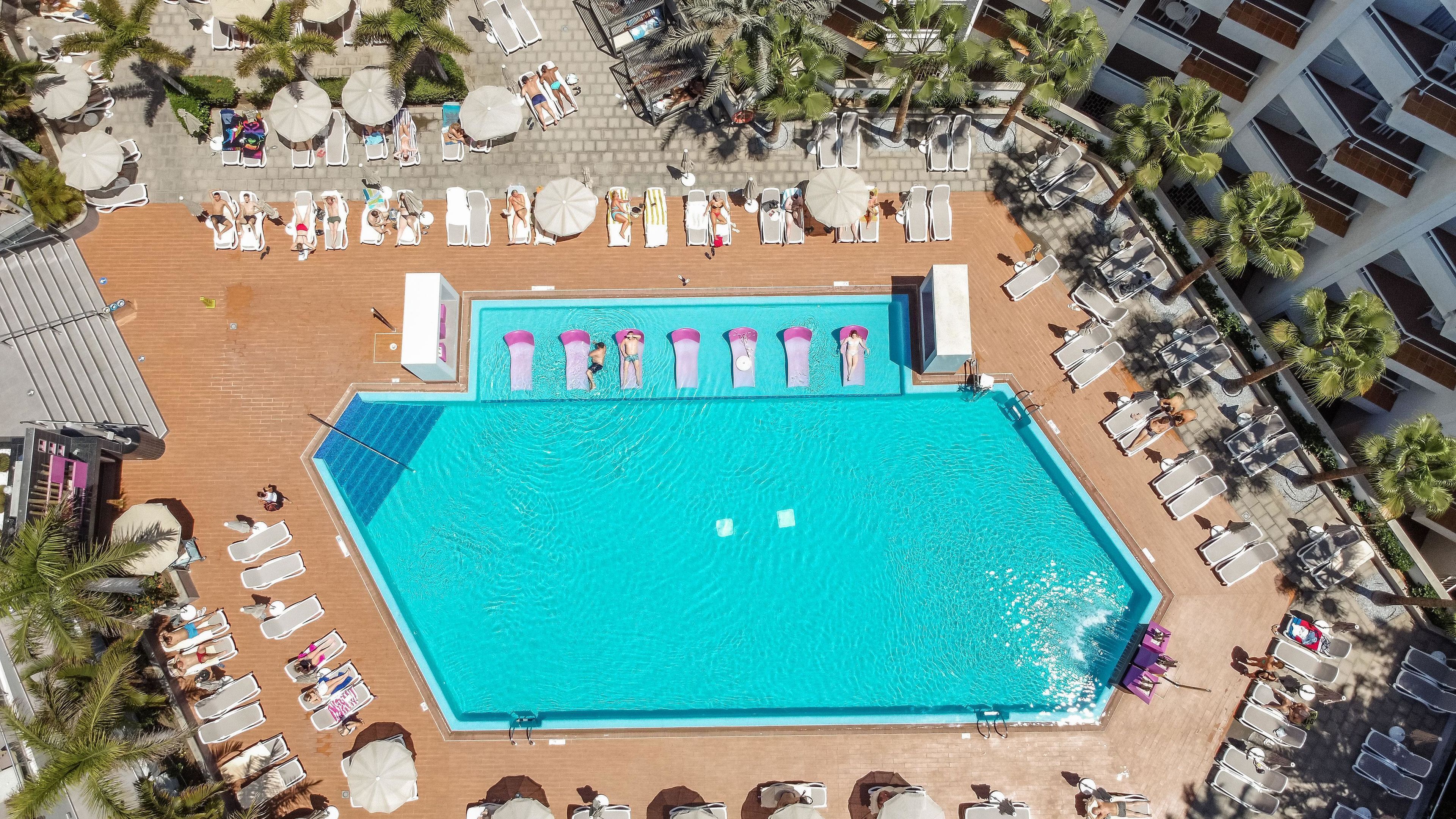 Outdoor pool, pool umbrellas, sun loungers