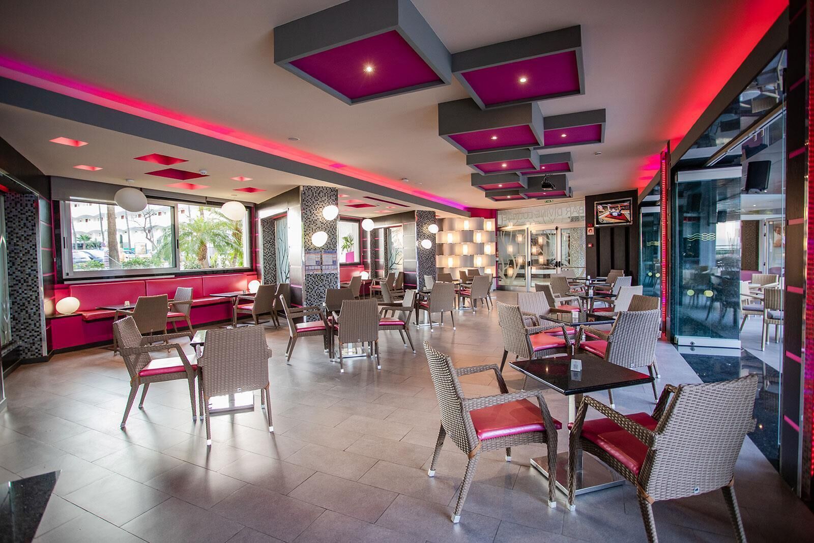 2 restaurants, breakfast served