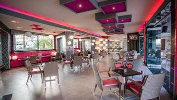 2 restaurants, breakfast served