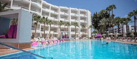 Piscine extérieure, parasols de plage, chaises longues