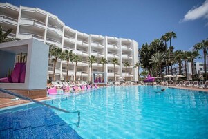Piscina externa, guarda-sóis, espreguiçadeiras
