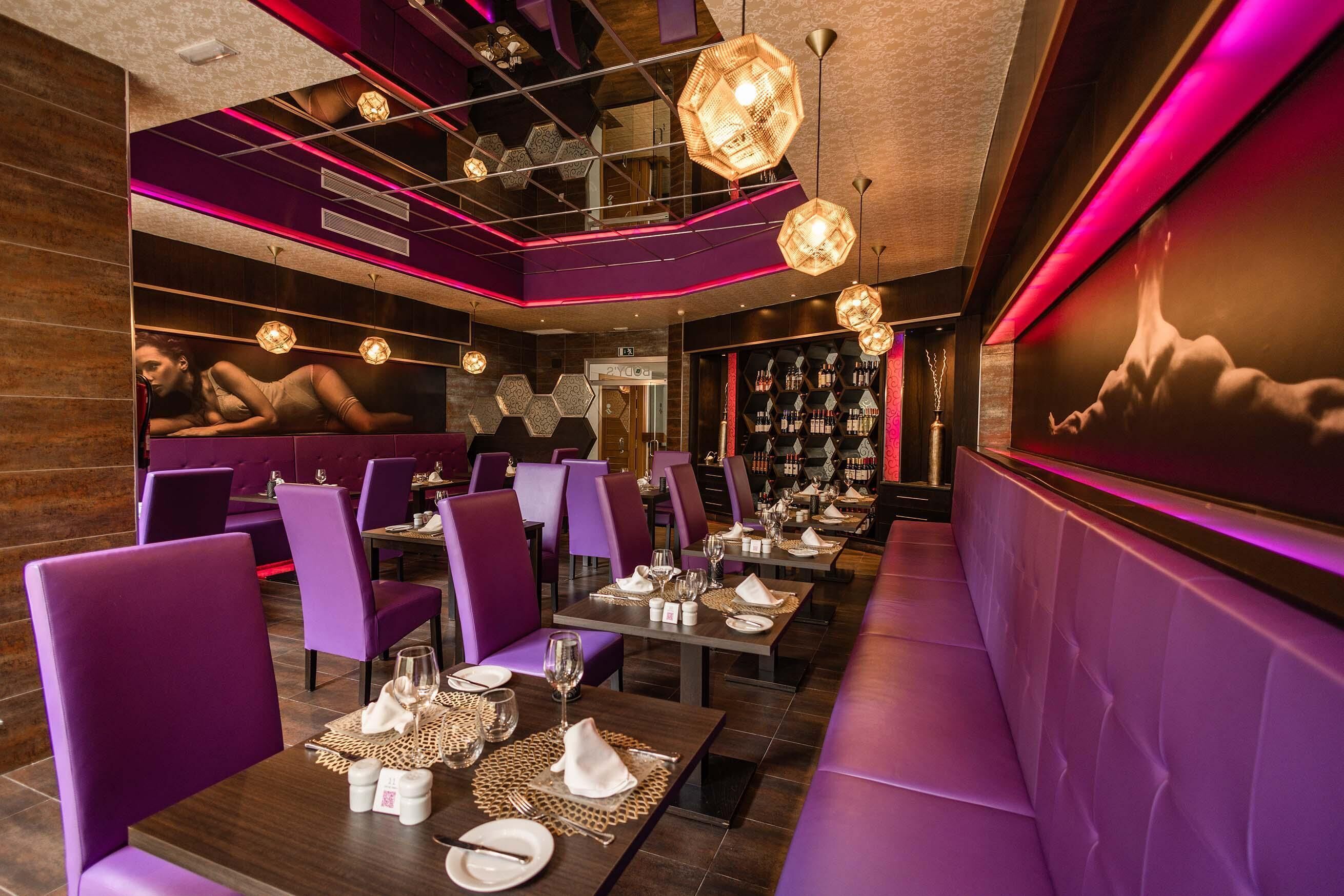 2 ravintolaa, joissa tarjoillaan aamiainen