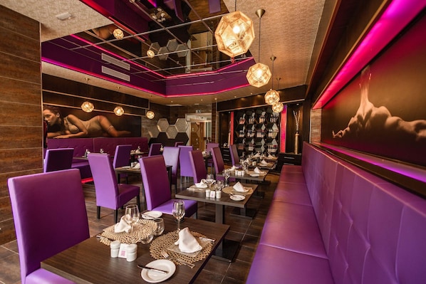 2 restaurants; breakfast and dinner served 