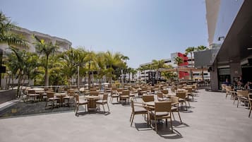 2 restaurantes, se sirve desayuno