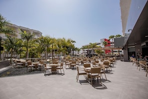 2 restaurants, serveren ontbijt