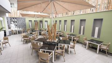 2 restaurantes; se sirven desayunos