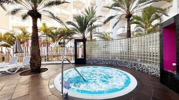 Outdoor pool, pool umbrellas, sun loungers