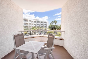 Quarto casal superior, vista para a piscina (2 Adults) | Sacada