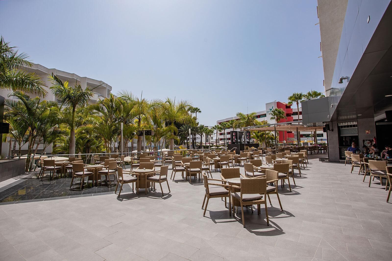 2 restaurants, serveren ontbijt