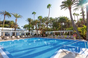 3 piscinas externas, guarda-sóis, espreguiçadeiras