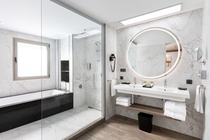 Suite junior | Baño | Ducha, artículos de higiene personal ecológicos y secador de pelo
