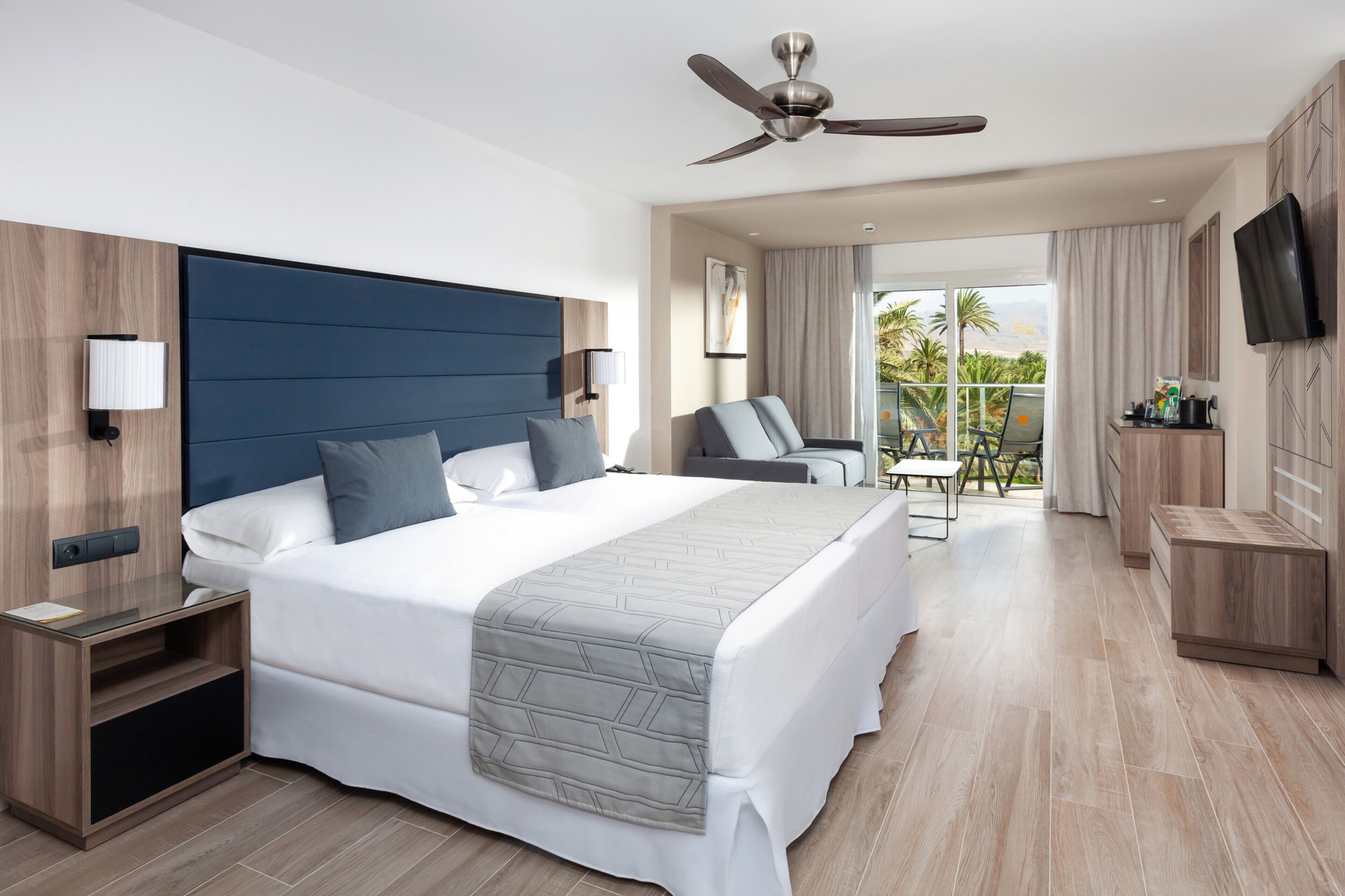 Minibar, tabla de planchar con plancha, wifi gratis y ropa de cama 