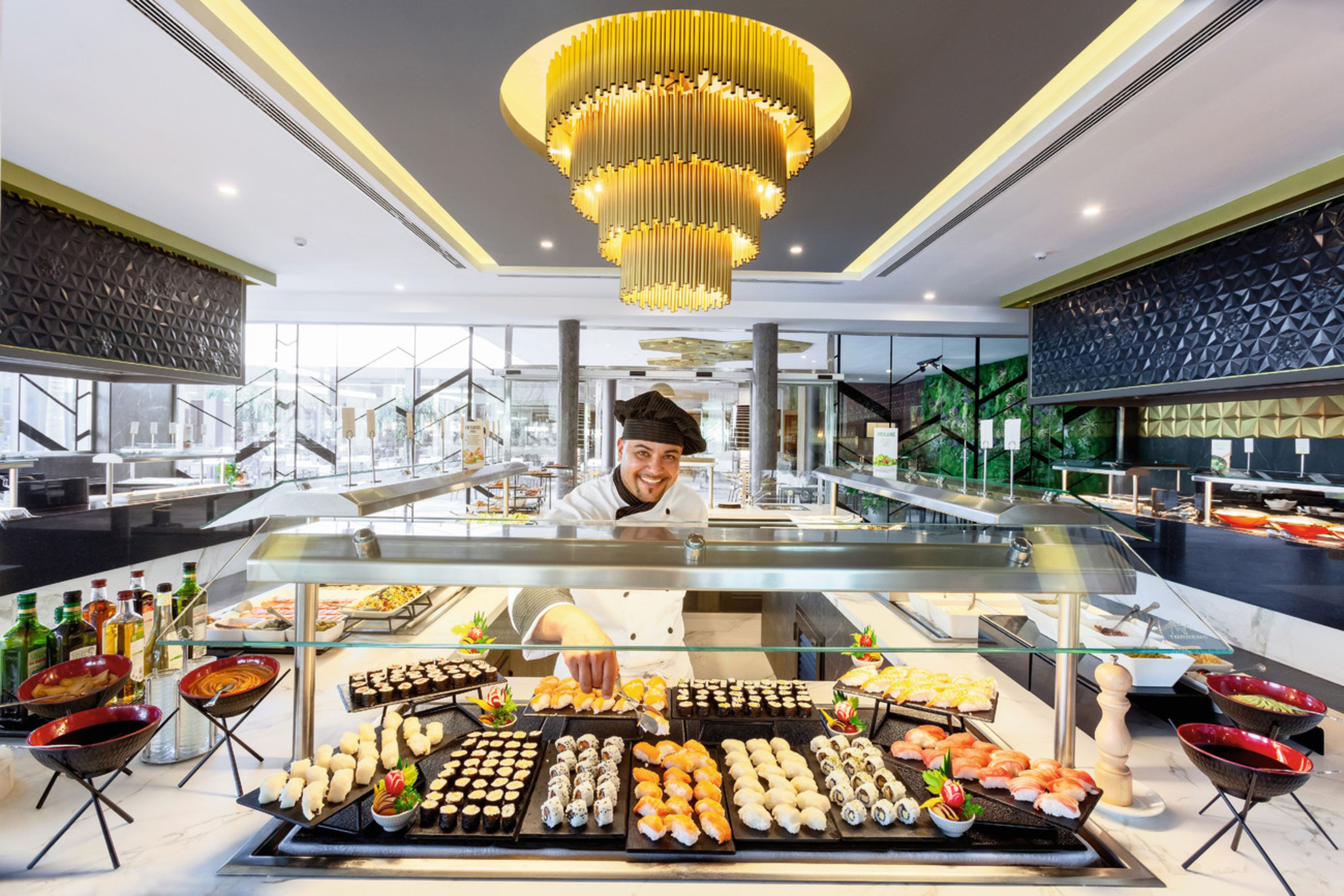 Hi ha 3 restaurants i s&#x27;hi serveixen esmorzars; plats de cuina de fusió 