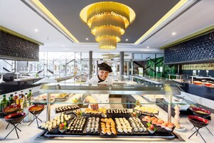 3 restaurantes; se sirven desayunos, almuerzos, cenas y cocina fusión 