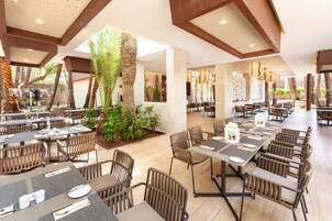 3 restaurants, breakfast, lunch, dinner served; Fusion cuisine 