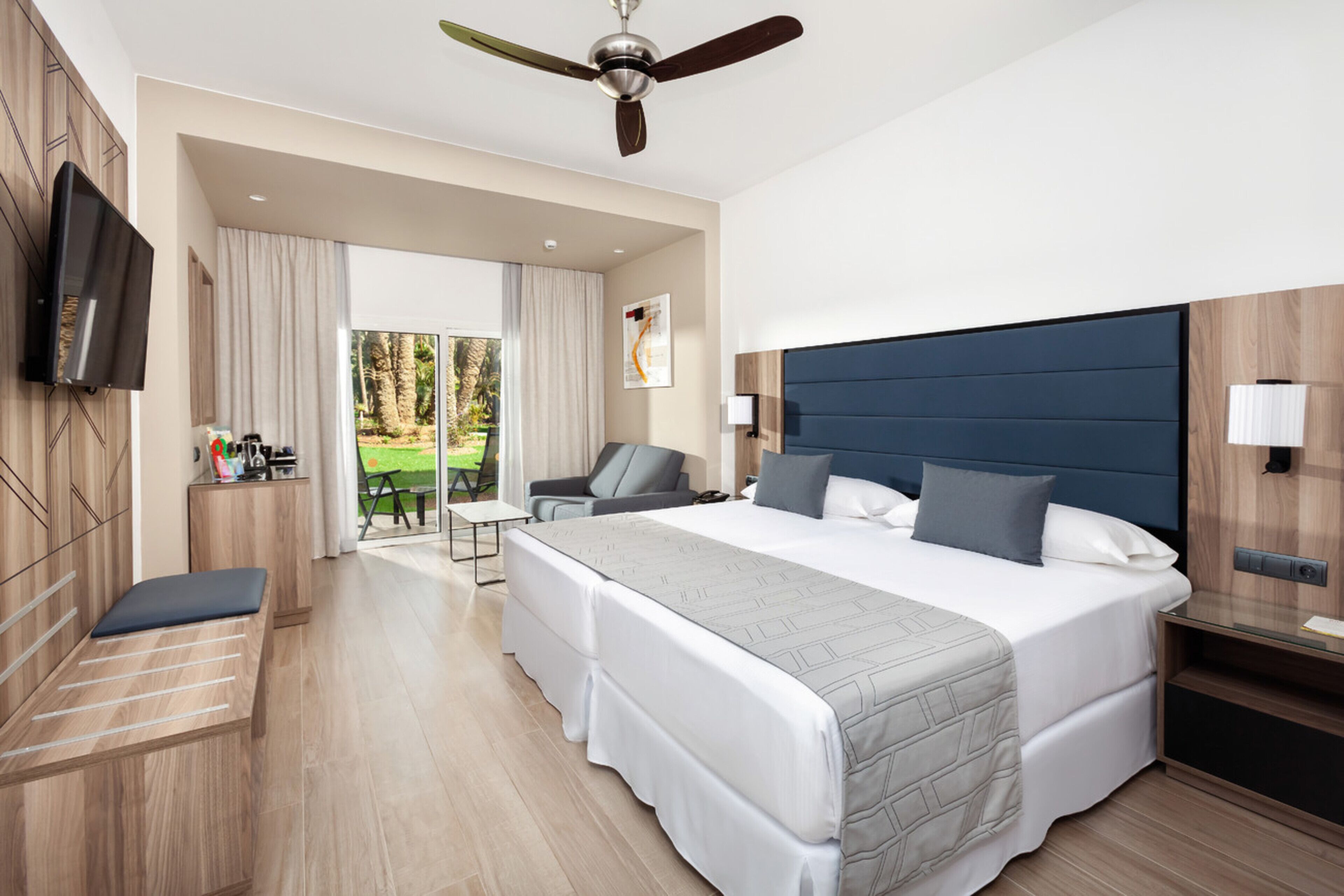 Minibar, tabla de planchar con plancha, wifi gratis y ropa de cama 