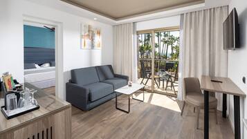 Minibar, iron/ironing board, free WiFi, bed sheets