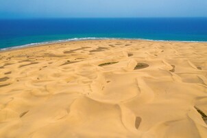 Ubicación cercana a la playa, tumbonas y sombrillas