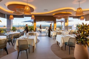 3 restaurantes; se sirven desayunos, almuerzos y cenas