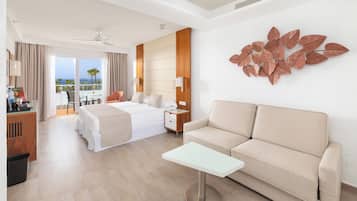 Familienzimmer, Balkon, Gartenblick | Minibar, Zimmersafe, kostenloses WLAN, Bettwäsche