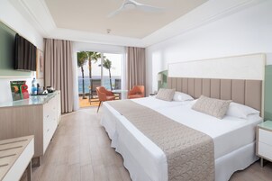 Suite, balcón, vistas al mar | Minibar, caja fuerte, wifi gratis y ropa de cama