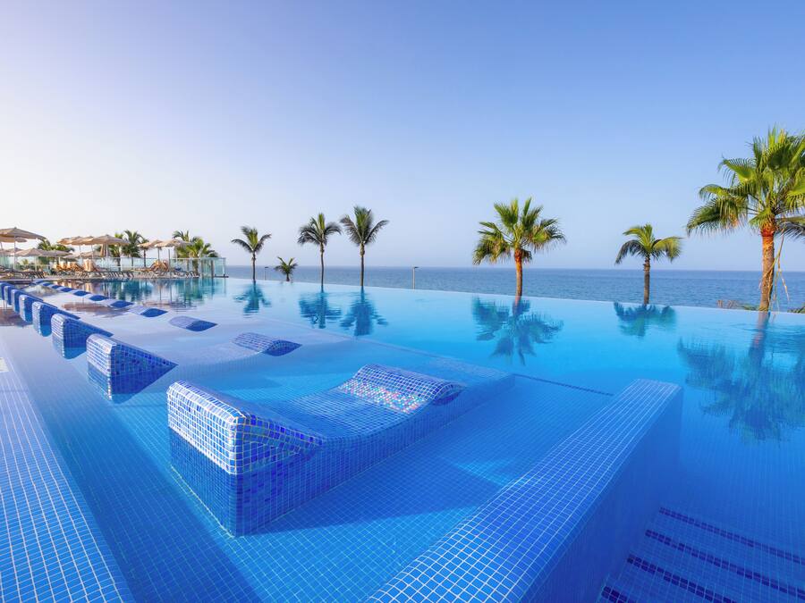 6 outdoor pools, pool umbrellas, pool loungers