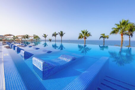 Infinity pool