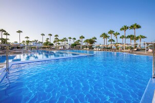6 outdoor pools, pool umbrellas, pool loungers
