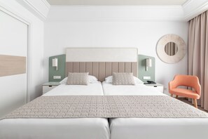 Minibar, in-room safe, free WiFi, bed sheets - Hotel Riu Gran Canaria - All Inclusive (San Bartolomé de Tirajana)