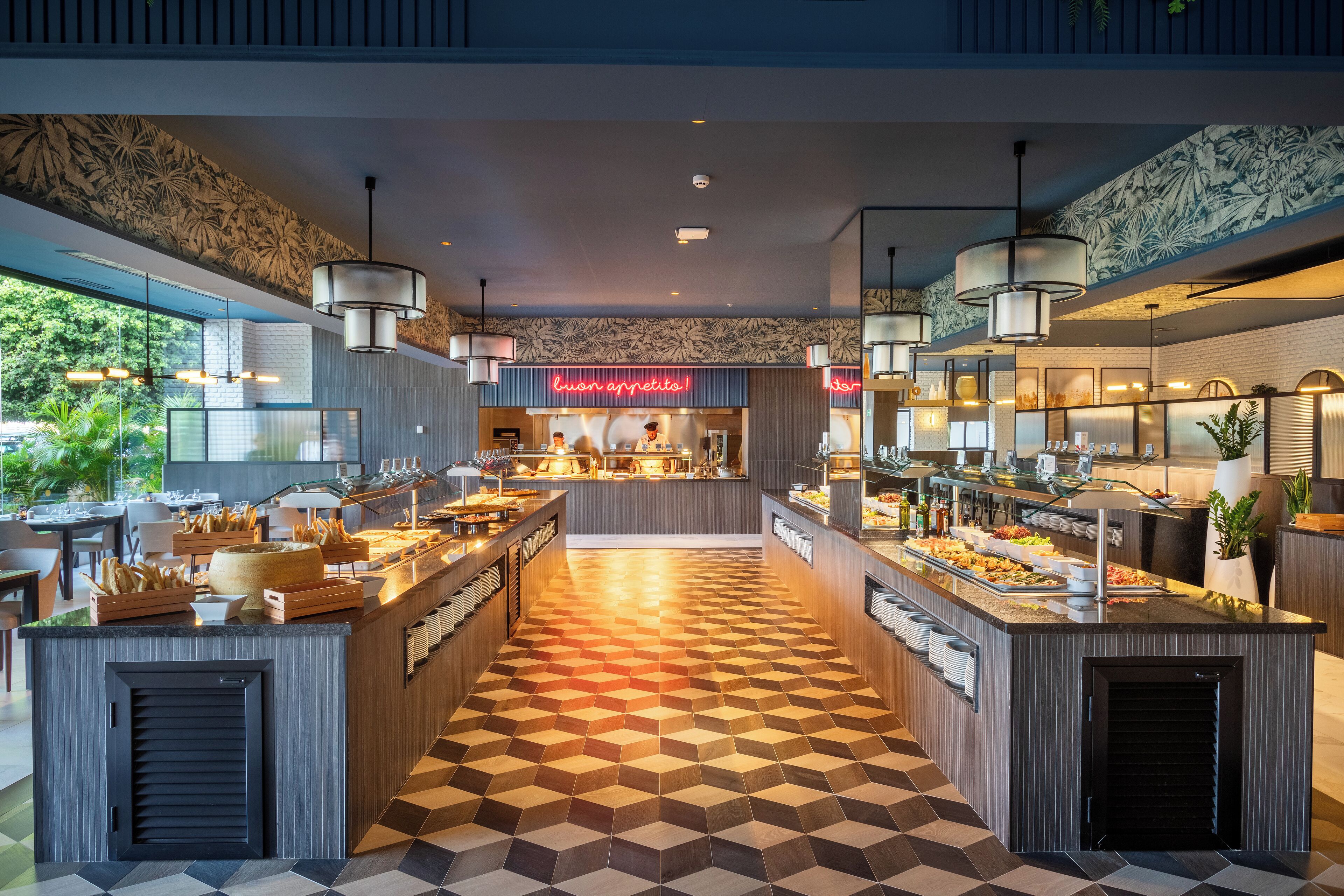6 restaurantes; se sirve desayuno, almuerzo y cena