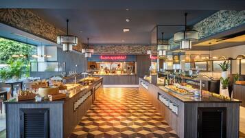 6 restaurantes; se sirven desayunos, almuerzos y cenas