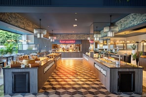 6 restaurants; breakfast, lunch and dinner served 