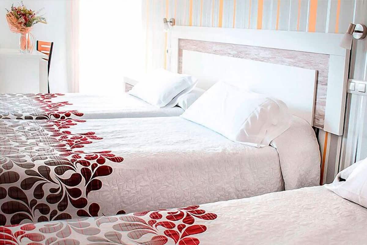 Driepersoonskamer | Bedden met traagschuimmatras, een kluis op de kamer, een bureau