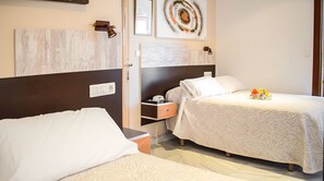 Triple Room | Memory foam beds, in-room safe, desk, soundproofing - Hotel Albero (Granada)