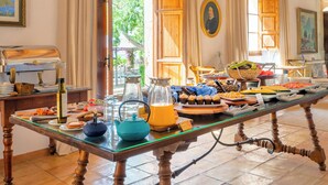 Un buffet de petit-déjeuner proposant une variété d’aliments, un coin café et une vue sur l’extérieur.