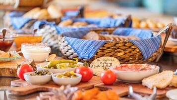 A table with various food items and baskets, including a sign that reads 'Un rincón de Mallorca A Taste of Mallorca.'