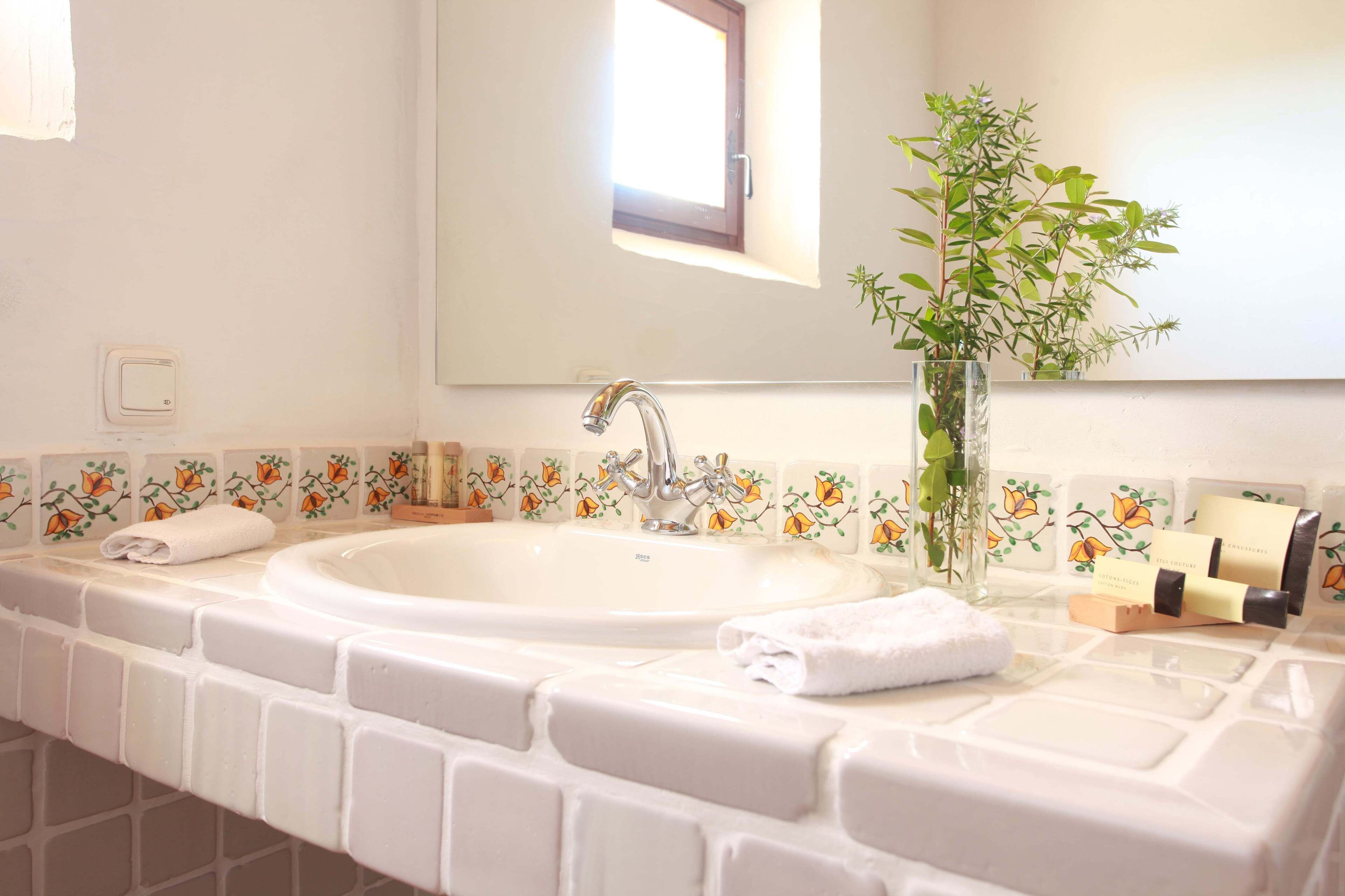 Familien-Vierbettzimmer | Waschbecken im Bad