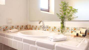 Familien-Vierbettzimmer | Waschbecken im Bad