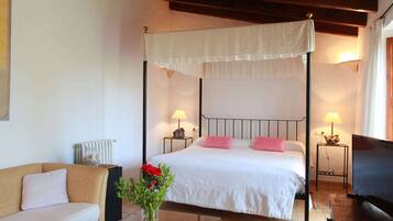 Junior Suite | Minibar, in-room safe, individually decorated, individually furnished