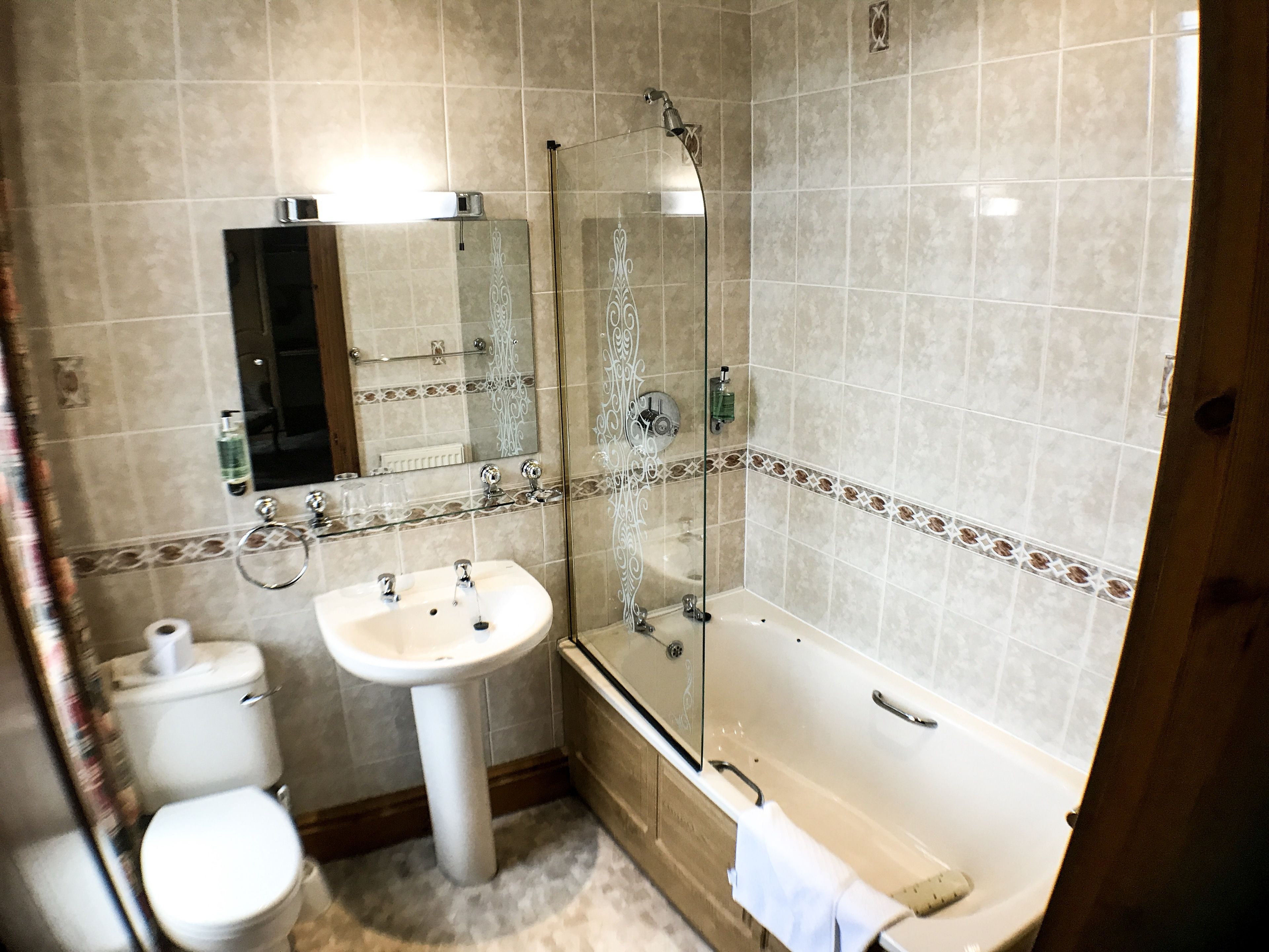 Un baño con inodoro, lavabo y bañera.