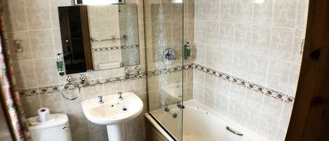 Un baño con inodoro, lavabo y bañera.