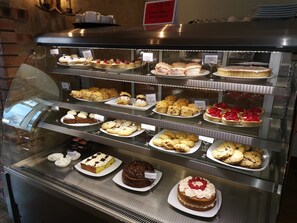 2 bar/ruang istirahat 